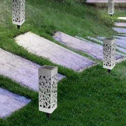 Balises solaires pour éclairer le jardin
