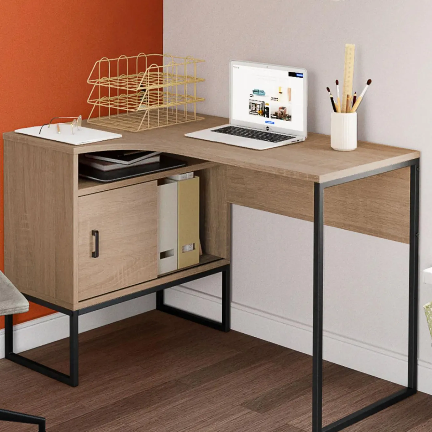 Bureau d'angle industriel noir et façon hêtre