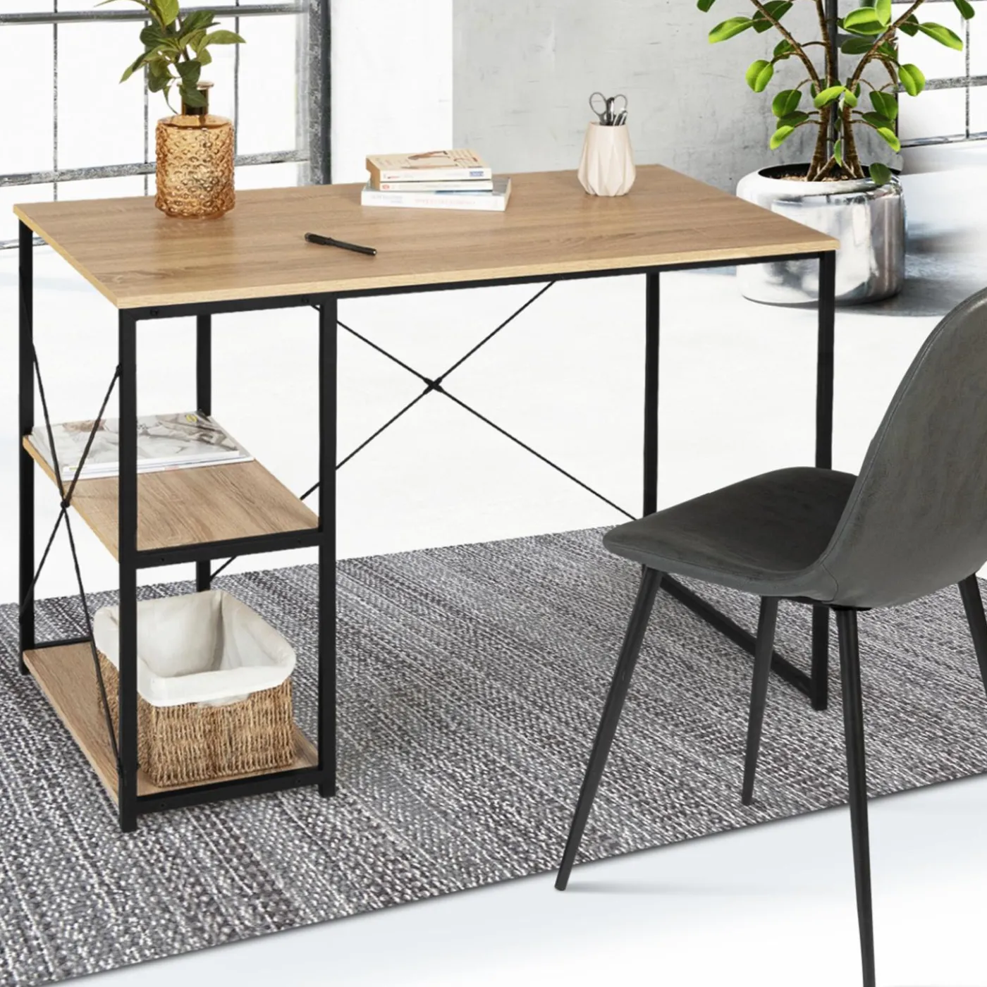 Bureau style industriel en métal et bois avec étagères
