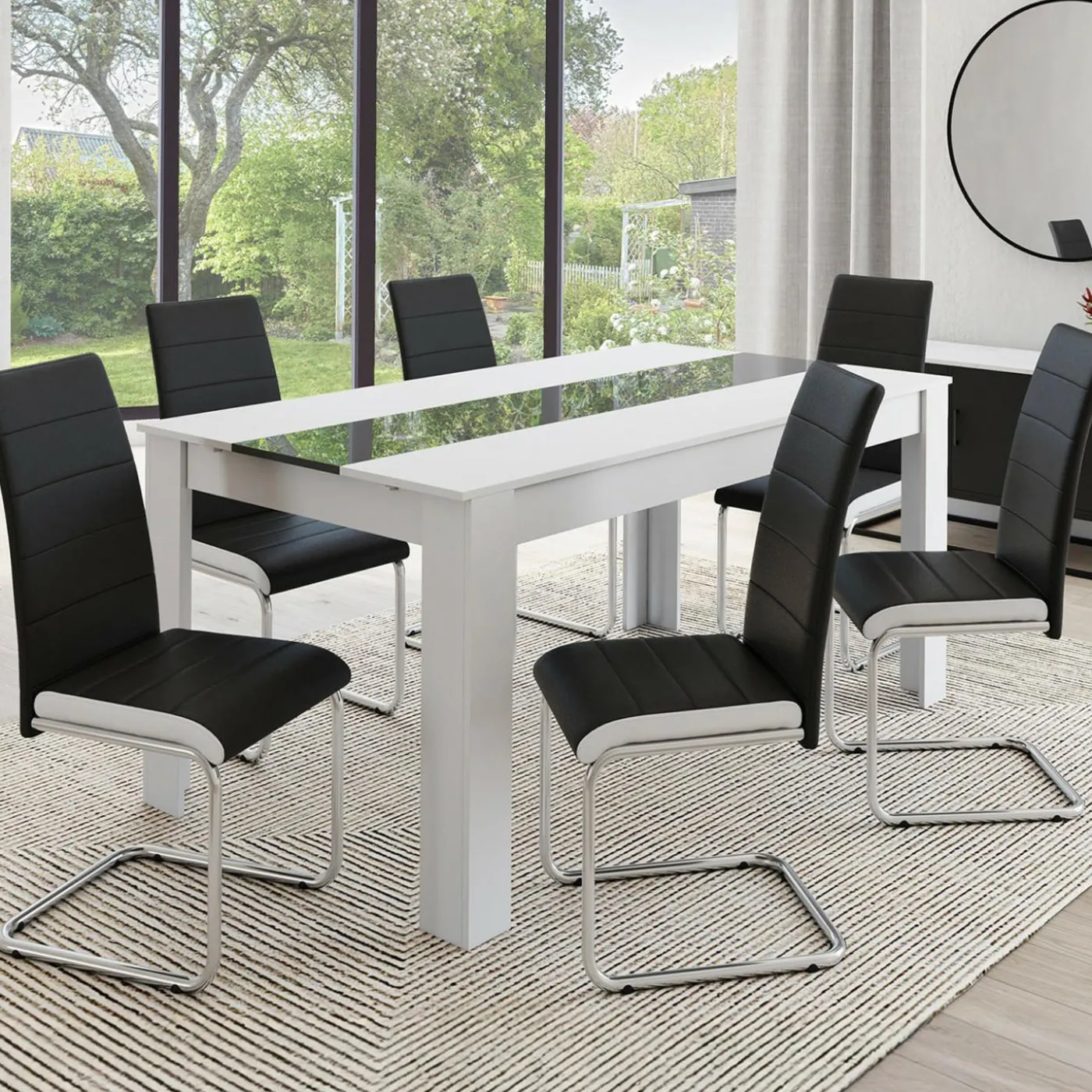 Chaises de salle à manger noires liseré blanc