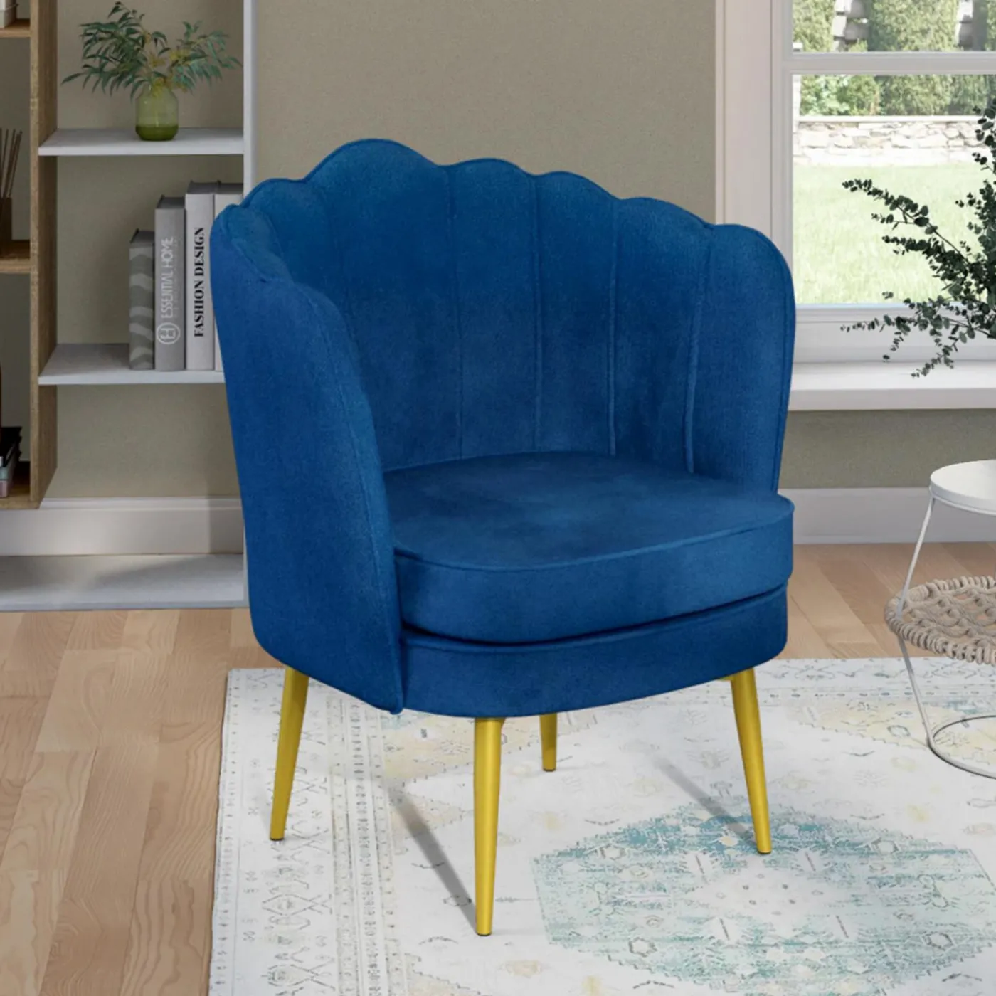 Fauteuil coquillage en velours bleu nuit avec pieds dorés