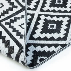 Grand tapis noir pour terrasse et extérieur