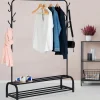Portant vêtements en métal noir avec étagères à chaussures