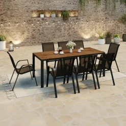 Salon de jardin avec plateau effet bois et chaises empilables noir et bois