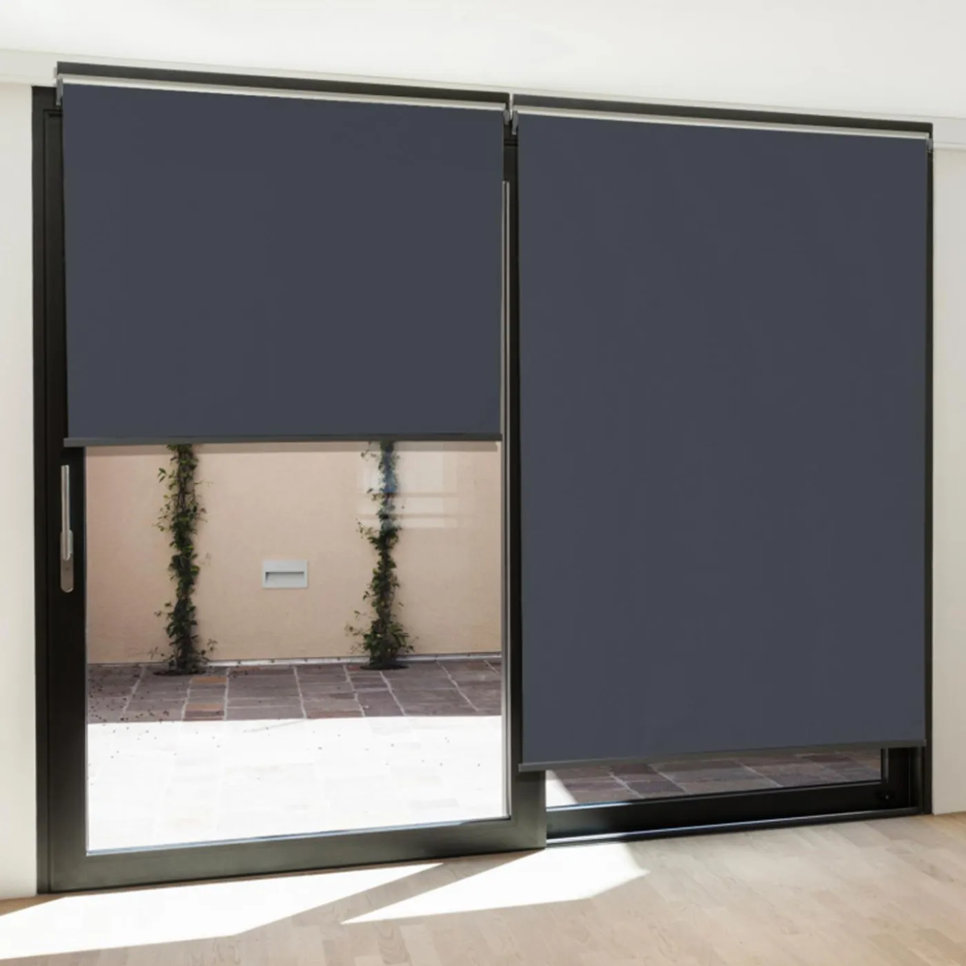 Store enrouleur vertical gris pour pergola