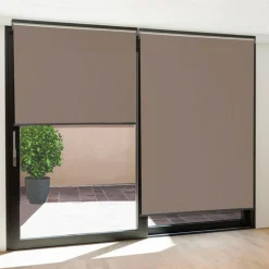 Stores enrouleurs verticaux pour pergola couleur taupe