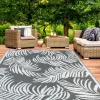 Tapis extérieur gris et blanc motifs tropicaux 270 x 370 cm