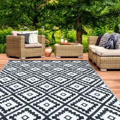 Tapis extérieur terrasse motifs géométriques noir et blanc 270 x 370 cm