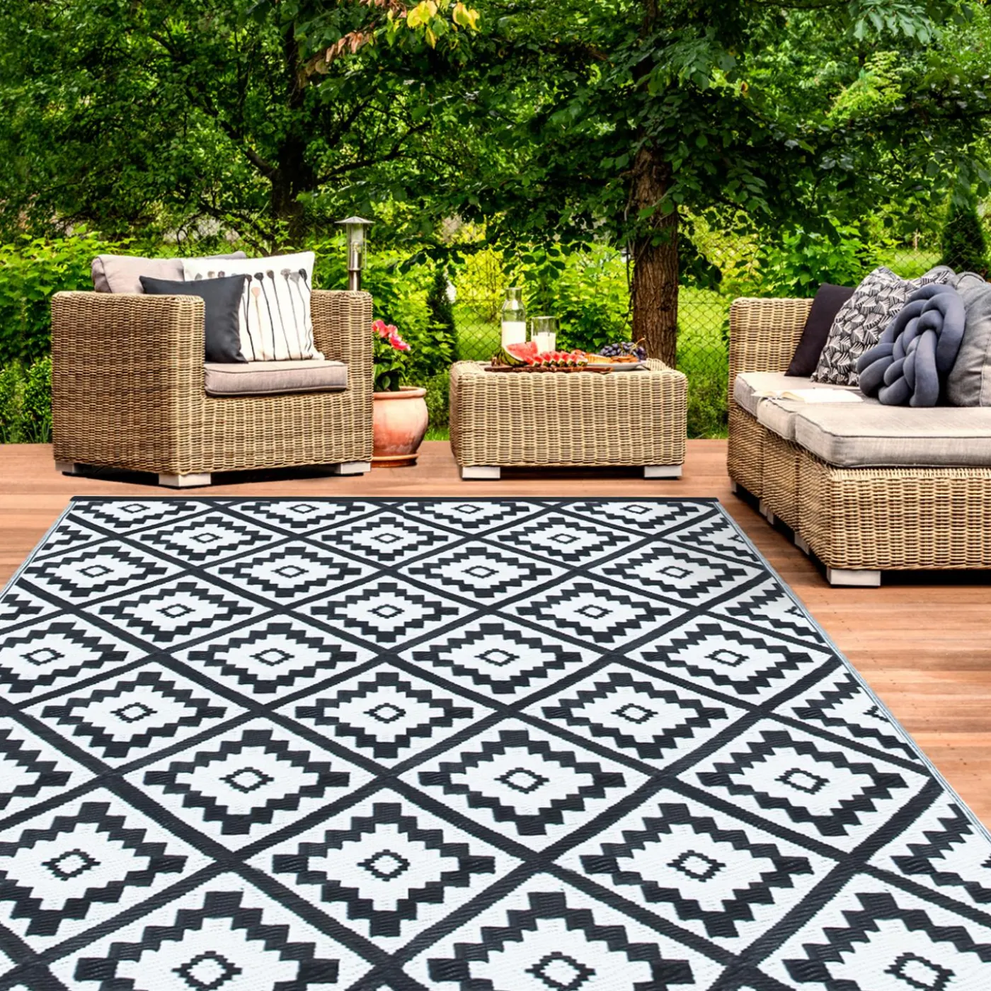 Tapis extérieur terrasse motifs géométriques noir et blanc 270 x 370 cm