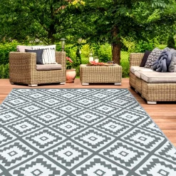 Tapis extérieur terrasse motifs géométriques gris et blanc