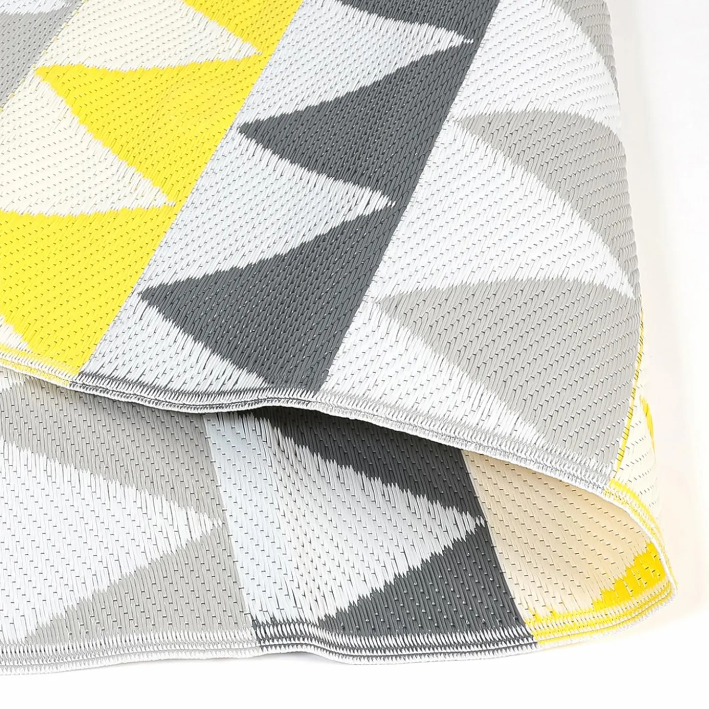 Tapis extérieur terrasse motifs triangles gris et jaune 180 x 280 cm