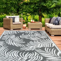 Tapis extérieur terrasse motif tropical gris et blanc 160 x 260 cm